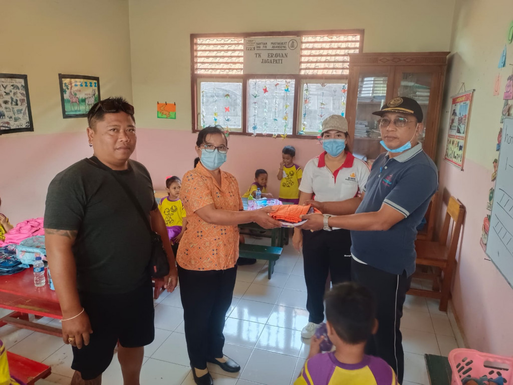 Pemerintah Desa Jagapati  memberikan bantuan stelan seragam kepada peserta didik Tingkat Kanak-Anak (TK) dan peserta didik Pendidikan Anak Usia Dini (PAUD) Erawan Jagapati.